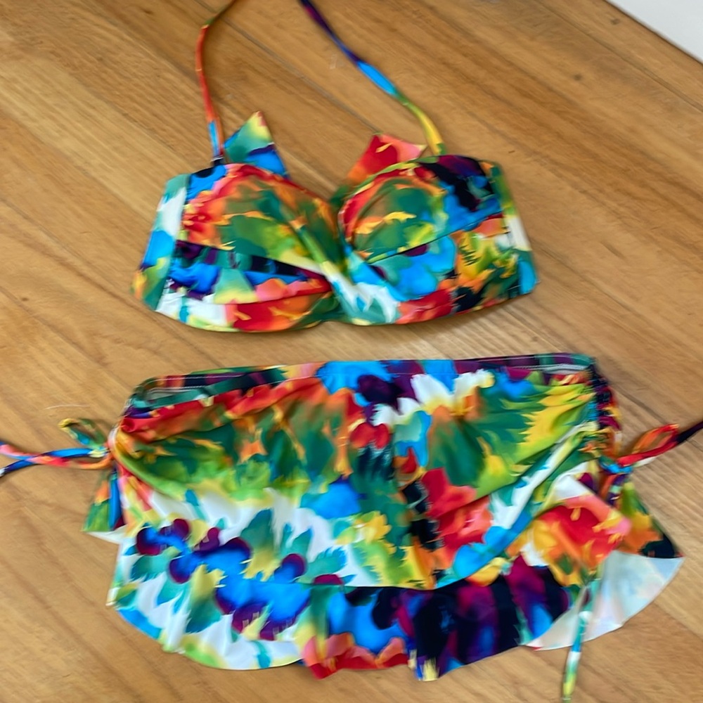 ABS bikini with skirt bottom. Molded cup bandeau with removable strap. Size 8